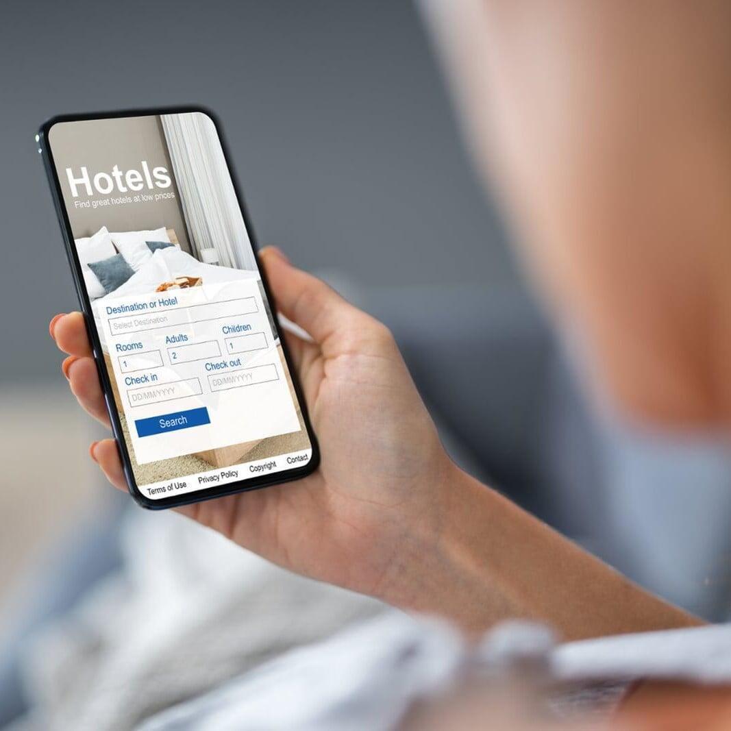 Los viajeros ya planifican con ChatGPT: cómo preparar tu hotel para un huésped que compara mejor